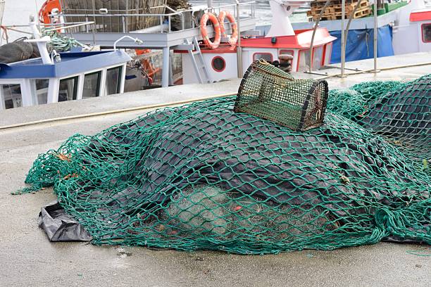 barco trawl - commercial fishing net netting fishing striped fotografías e imágenes de stock