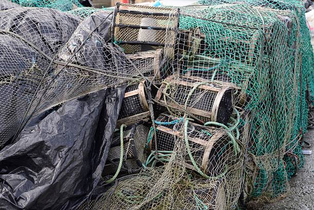 barco trawl - commercial fishing net netting fishing striped fotografías e imágenes de stock