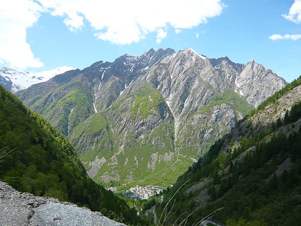 alpine stretta valle - imponent foto e immagini stock