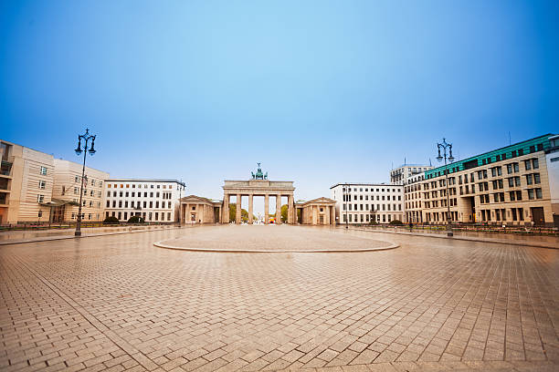 pariser platz y brandenburger tor durante el día - brandenburg gate berlin germany germany night fotografías e imágenes de stock