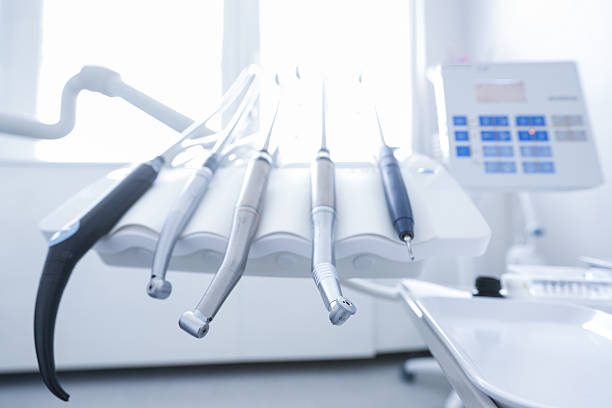 zahnärztlichen behandlung tools - dental hygiene dentist office dental drill handpiece stock-fotos und bilder