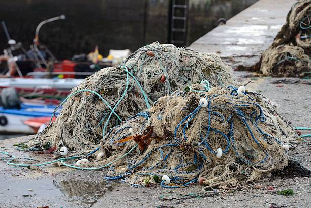 barco trawl - commercial fishing net netting fishing striped fotografías e imágenes de stock