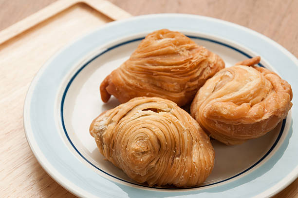 curry de soufflés (epok-epok/karipap pusing frit de malaisie), - pusing photos et images de collection