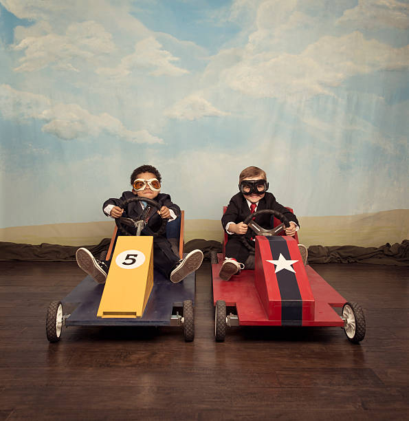 dwa młody biznesmen rasy siebie - car child teamwork sports race zdjęcia i obrazy z banku zdjęć