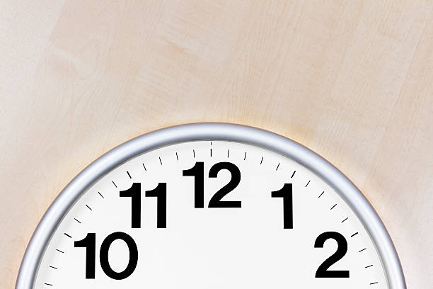 relógio de parede detalhe - clock hand clock coding watch - fotografias e filmes do acervo