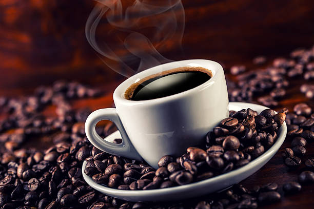 ブラックコーヒーのカップでコーヒー豆 spilled - coffee crop cup coffee bean coffee ストックフォトと画像