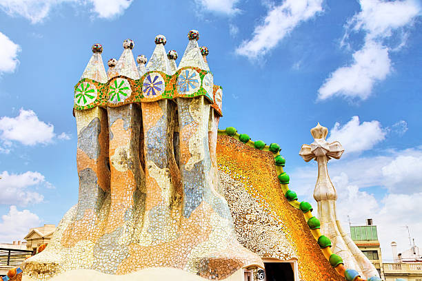 dach, housetop gaudís casa batlo des hauses. - barcelona antonio gaudi casa battlo spain stock-fotos und bilder