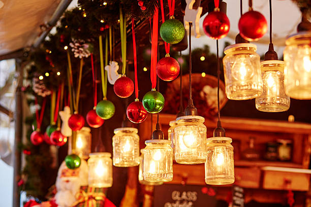 decorações de natal em um mercado parisiense - christkindlmarkt - fotografias e filmes do acervo