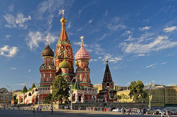 saint basil's cathedral, plaza roja, moscú - cathedral russian orthodox clear sky tourism fotografías e imágenes de stock