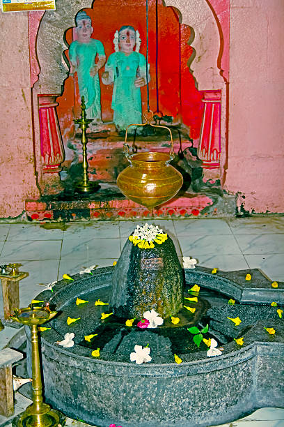 someshwar shivalinga no templo - shivalinga - fotografias e filmes do acervo