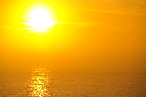 ciel coucher de soleil jaune doré - yellow sea photos et images de collection