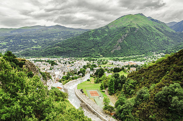 istock Cityscape betwen the Pyrenees 529383909