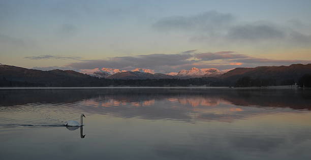 hiver de langdale - langdale pikes panoramic english lake district cumbria photos et images de collection