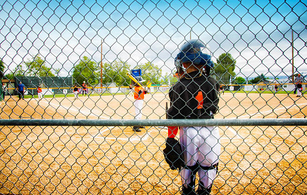 маленький мальчик в состоянии покоя в отношении сооружения бейсбольный матч - baseballs baseball sport summer стоковые фото и изображения