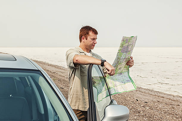 perder a condutores mapa de leitura - explorer tourist frowning men imagens e fotografias de stock