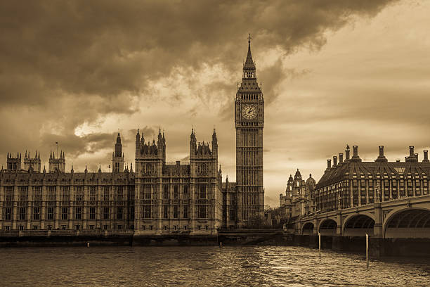 vintage de londres con las casas del parlamento y el big ben - london england thames river storm rain fotografías e imágenes de stock