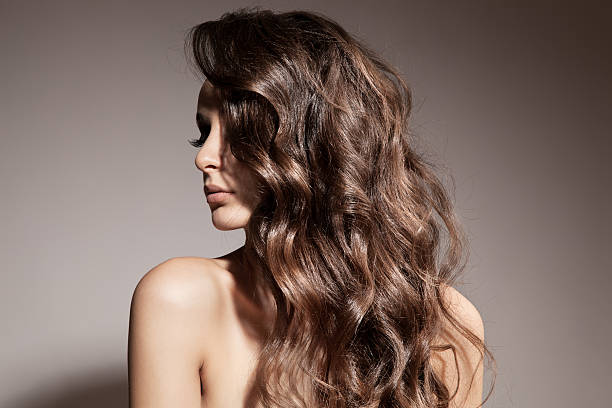 美しいブルネットの女性。ロング（カール）。 - hairstyle long hair curly hair women ストックフォトと画像