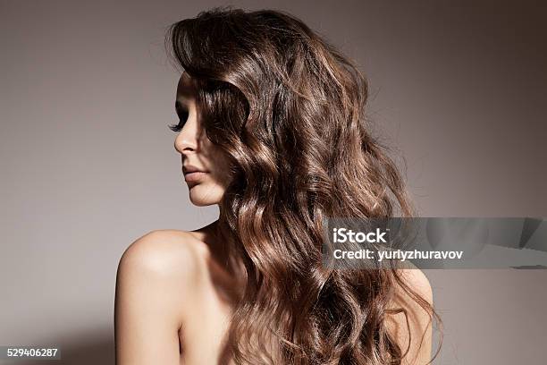 Foto de Bela Brunette Mulher Cabelos Longos Crespos e mais fotos de stock de Cabelo Castanho - Cabelo Castanho, Mulheres, Cabelo Humano