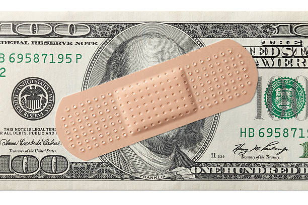 billet de cent dollars avec bandage - adhesive bandage currency finance repairing photos et images de collection