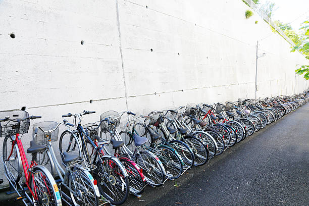 estacionamiento de bicicletas muy - cobertizo para bicicletas fotografías e imágenes de stock