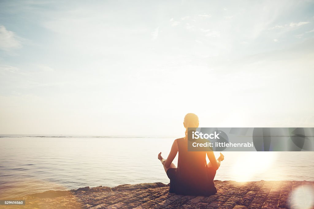 Frau tun meditation am Strand Praxis - Lizenzfrei Meditieren Stock-Foto