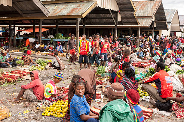 l'indonésie. les gens sont dans le lokal marché de wamena. - dani photos et images de collection