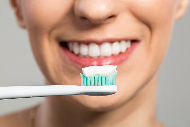 pronto per periodicita '-mensile denti - dental hygiene human teeth toothbrush brushing teeth foto e immagini stock