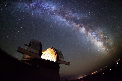 Observatorio astronómico bajo las estrellas. photo