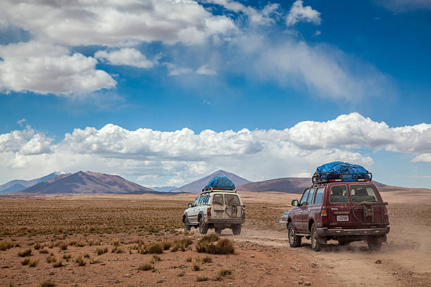 desporto veículos utilitários drinving no altiplano boliviano - textured stone desert majestic imagens e fotografias de stock