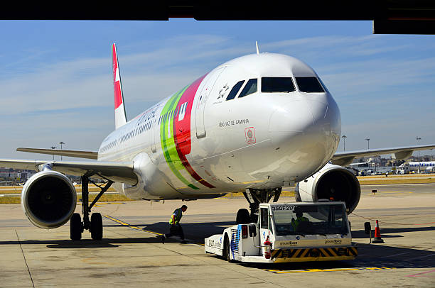 toque em portugal aeronaves no aeroporto de lisboa - tap airplane imagens e fotografias de stock