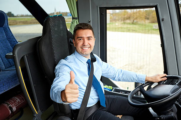 heureux conducteur en bus et les pouces en l'air neige - driving a car photos et images de collection