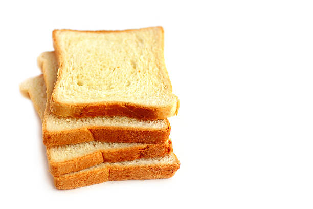 pão branco cortados em pedaços - undernourishment imagens e fotografias de stock