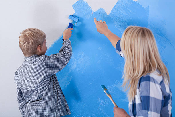 istock Family during wall painting 529423107