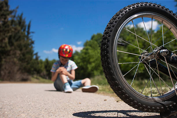 vélo accident. concept de sécurité pour les enfants - child bicycle cycling danger photos et images de collection