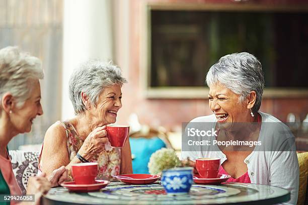 Lifelong Friends Catching Up Over Coffee 照片檔及更多 老年人 照片 - 老年人, 咖啡 - 飲品, 友誼