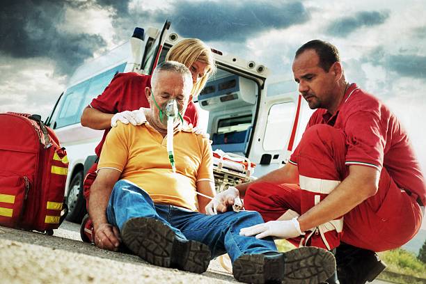 infarcted rescuing un servicio de emergencia - cpr first aid paramedic rescue fotografías e imágenes de stock