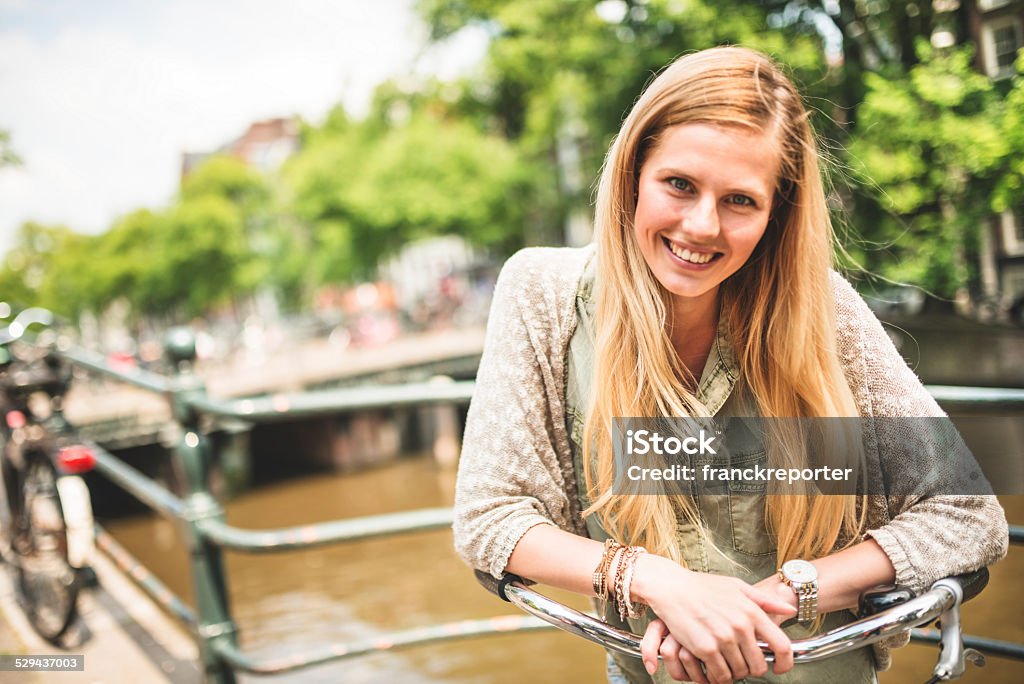 Spanische Frau mit Fahrrad in amsterdam - Lizenzfrei 25-29 Jahre Stock-Foto