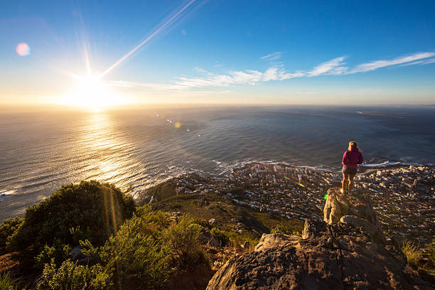 туристическая девушка, глядя на закат - lions head mountain стоковые фото и изо�бражения