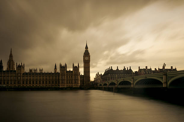 vintage de londres con las casas del parlamento y el big ben - london england thames river storm rain fotografías e imágenes de stock