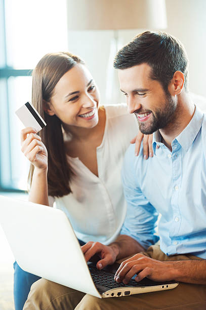 istock Shopping online together. 529460935