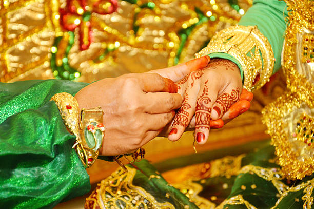 istock Henna On Hands Of Indonesian Wedding Bride 529478357