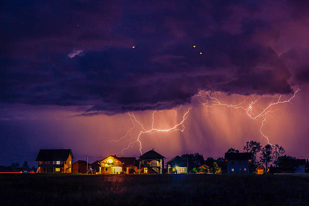 tempesta è in arrivo - lightning house storm rain foto e immagini stock