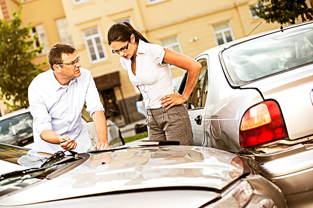 istock Drivers Fill Out an Accident Report 529479683
