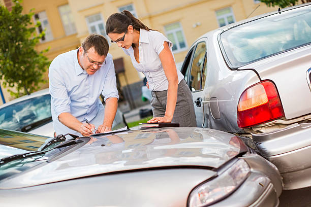 istock Drivers Fill Out an Accident Report 529479731