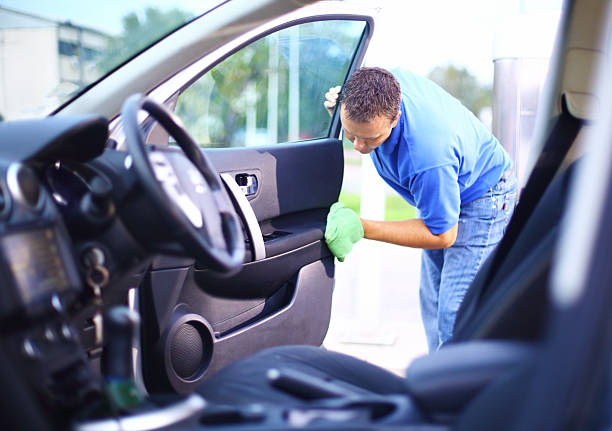 uomo pulizia interno della sua auto. - car wash car cleaning washing foto e immagini stock