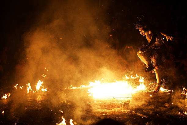 baile kecak - art theatrical performance bali indonesia fotografías e imágenes de stock