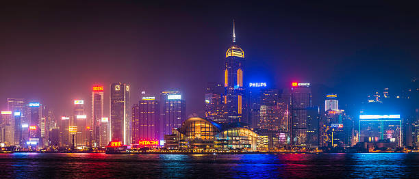 hong kong neon futuristico paesaggio urbano di notte di grattacieli di panorama illuminato, cina - admiralty bay foto e immagini stock