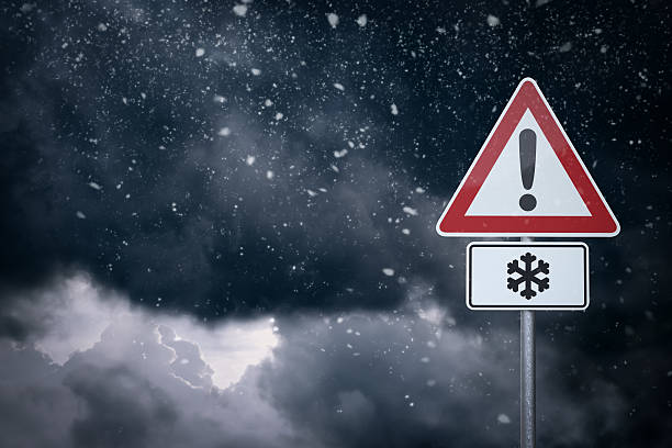 注意-雪 - road street sign slippery ストックフォトと画像