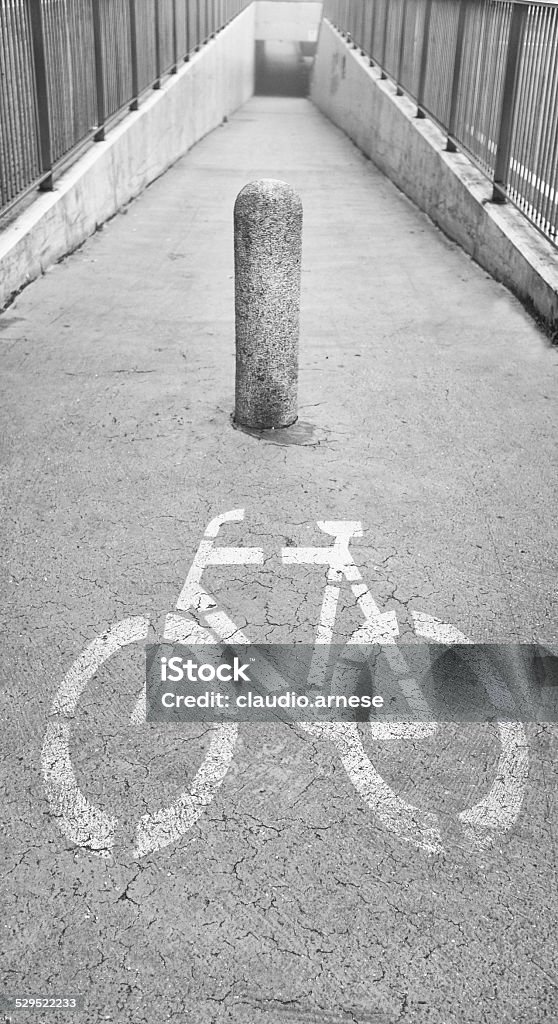 Bicicletta Lane. Bianco e nero - Foto stock royalty-free di Ambientazione esterna