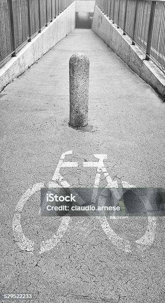 Bicicletta Lane Bianco E Nero - Fotografie stock e altre immagini di Ambientazione esterna - Ambientazione esterna, Asfalto, Bicicletta